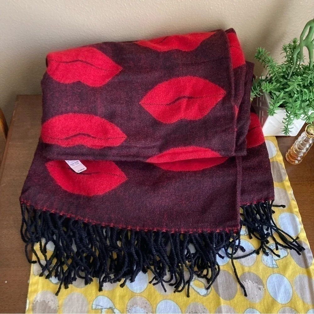 Victoria’s Secret NWT reversible kissy lips throw blanket
